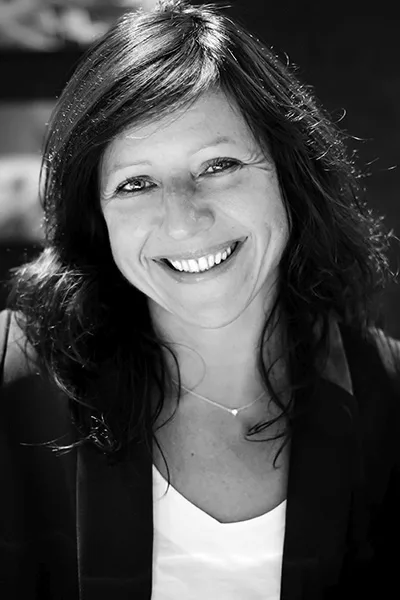 Isabelle Sieranski portrait  souriant en noir et blanc